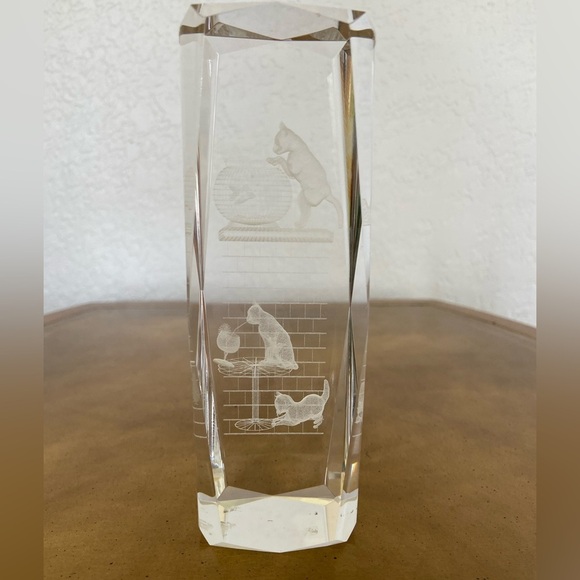 Vintage Tall Laser Etched 3D Crystal Glass Paperweight 3 Kittens Cats Playing 6" - Picture 2 of 9